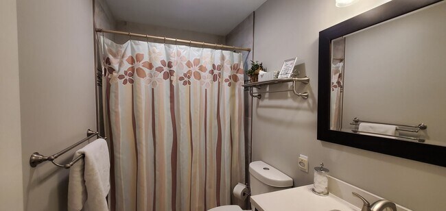 Building Photo - Off-Season Rental | Available 10/15/25 – 5...