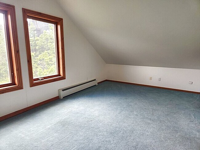 Building Photo - Private Pinebrook Estates Home