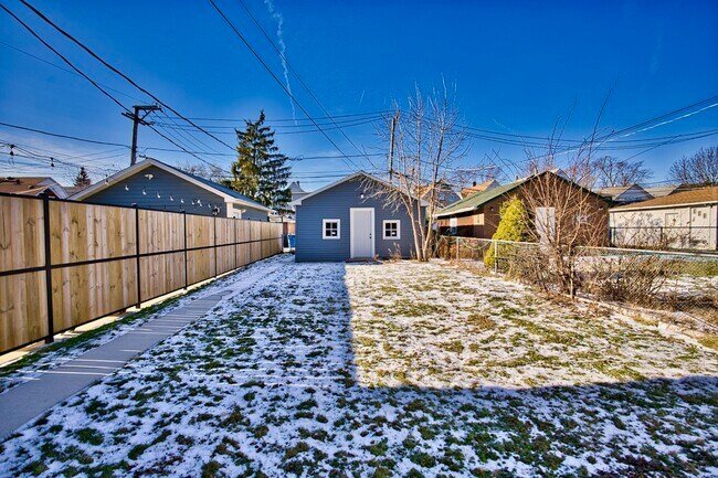 Building Photo - 4616 N Kostner Ave