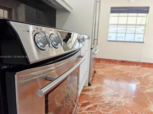 Building Photo - 4027 Pierce St