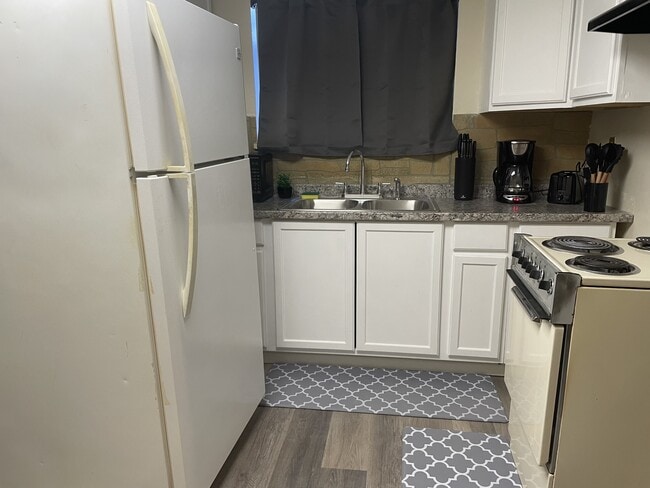 Building Photo - 380 S Wagon Wheel Dr