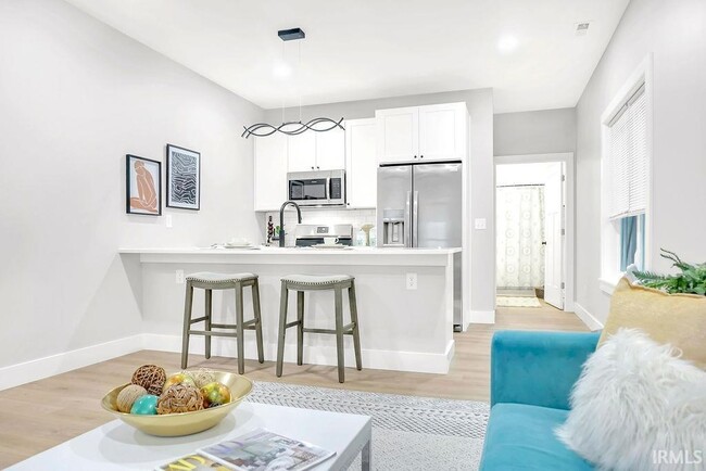 Building Photo - 1112 N Woodburn Ave