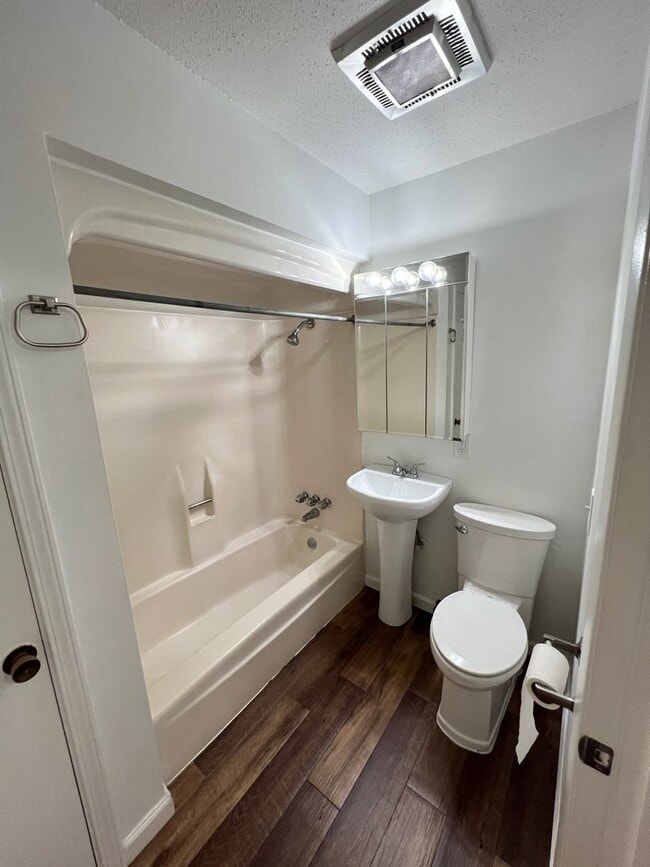Building Photo - Renovated 2 Bedroom Apartment - AVAILABLE ...