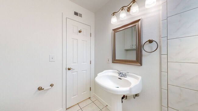 Building Photo - RANCHO CUCAMONGA UPDATED Family Home 4+2 A...