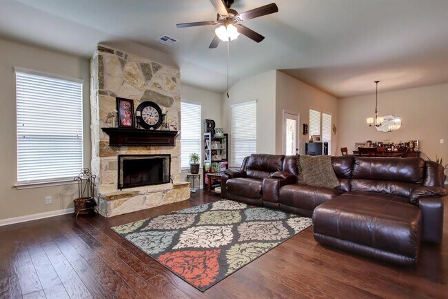Building Photo - 323 Chisholm Trail
