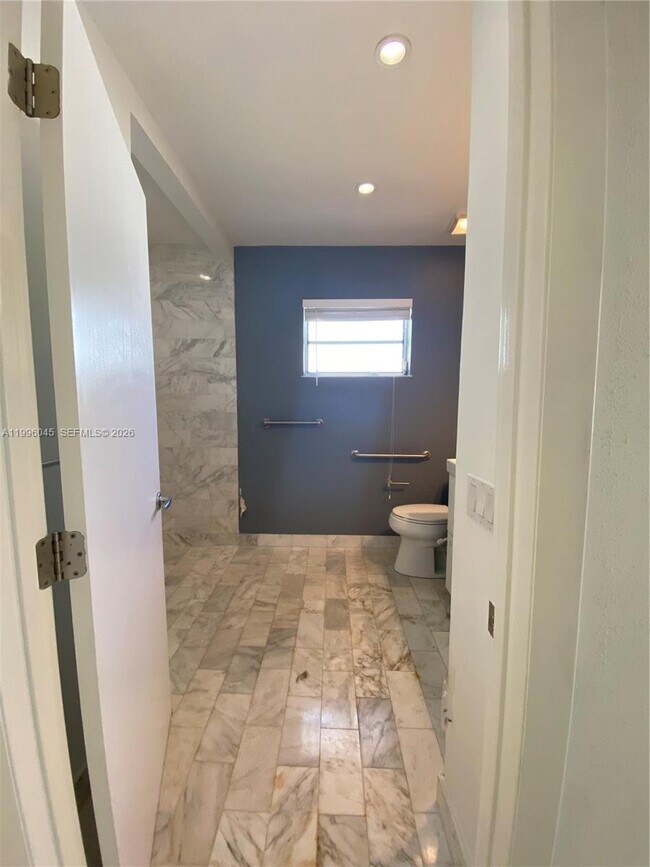 Building Photo - 1101 Bay Dr