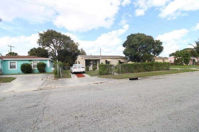 Primary Photo - 376 W 15th St