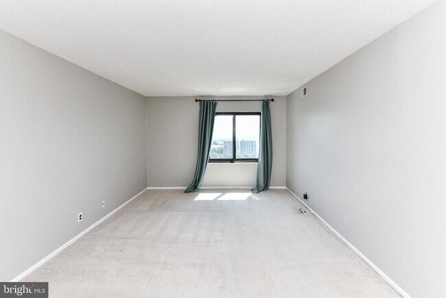 Building Photo - 205 Yoakum Pkwy