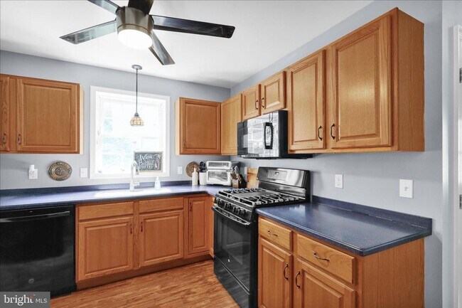 Building Photo - 3 Bed 3 Bath Updated Townhouse In Lititz