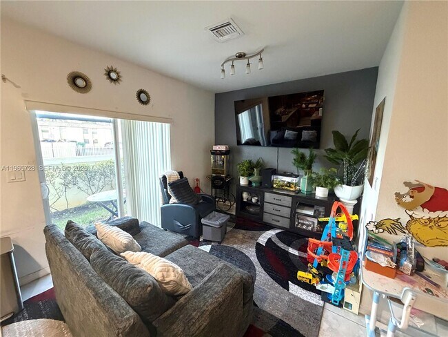 Building Photo - 5420 SW 13th Ct