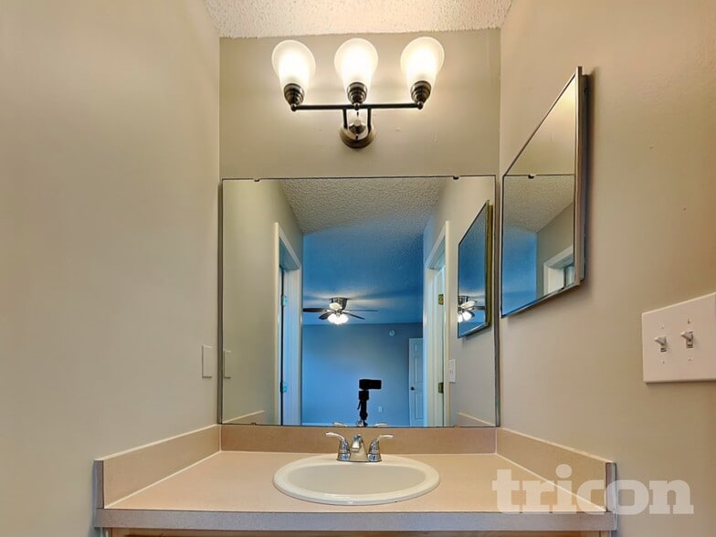 Building Photo - 4543 Deer Valley Dr