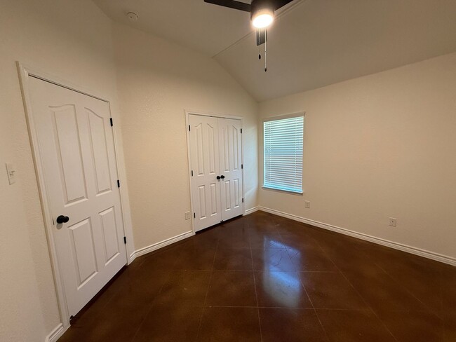 Building Photo - Spacious 4BR Home with Fireplace & Large B...
