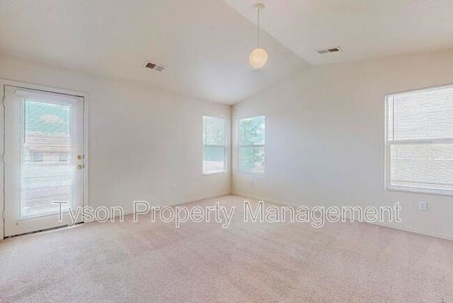 Building Photo - 2420 Falesco Dr SE
