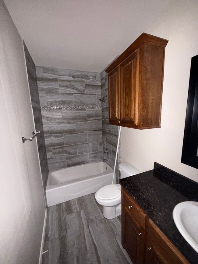 Building Photo - 2 bedroom 2 bath in Prime location!