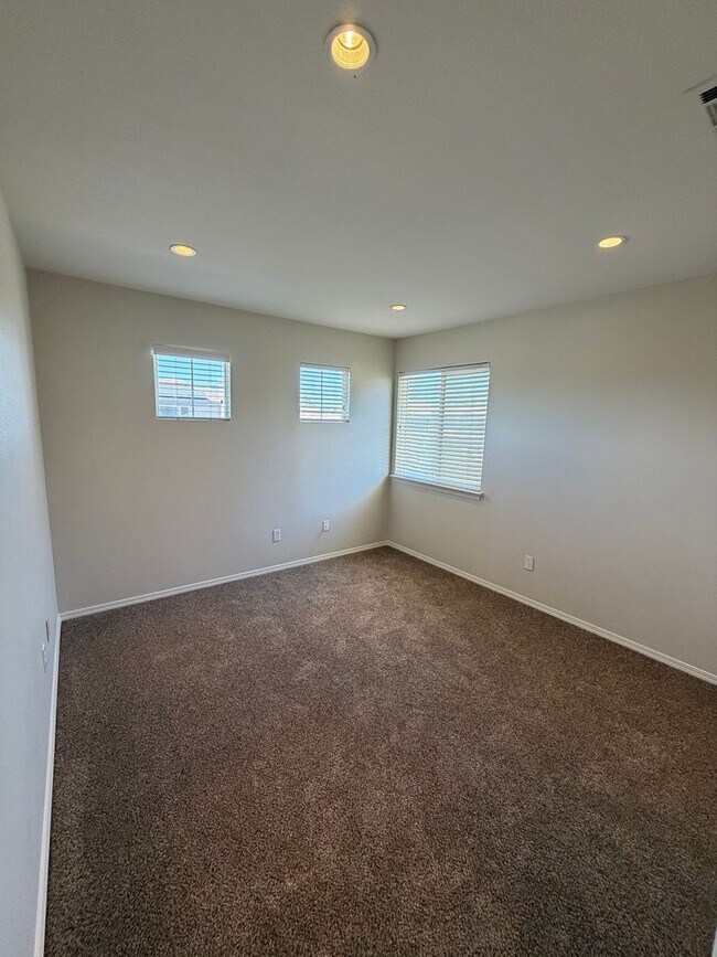 Building Photo - 1810 Baylor Ln