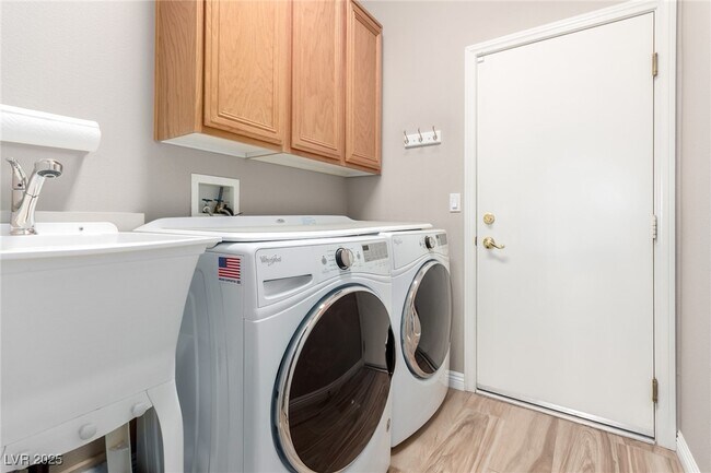 Building Photo - 9424 Cloudcroft Ave