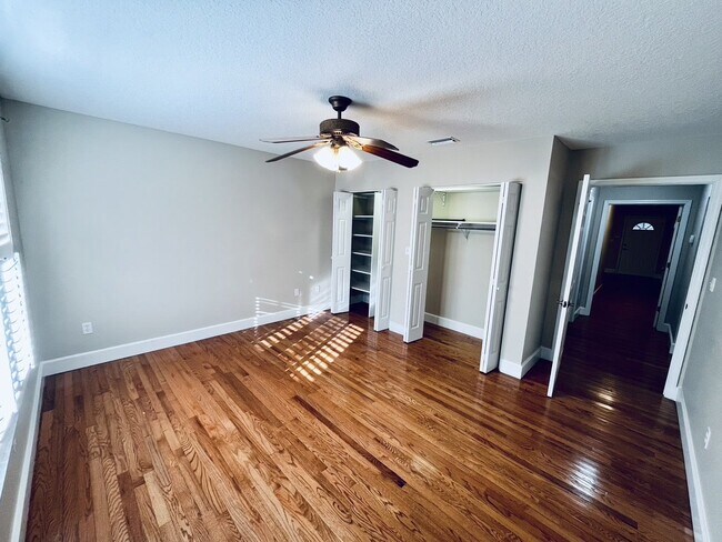 Building Photo - 273 Hollywood Forest Dr