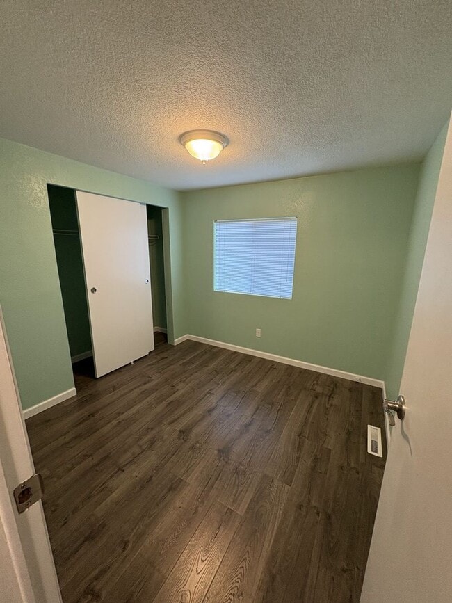 Building Photo - Remodeled Three Bed Two Bath