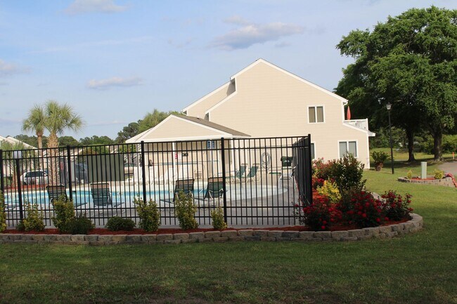 Building Photo - Rent Special w/ year lease- Beautifully Remodeled 2 Bed/2 Bath in Deer Creek @ Deerfield Surfside