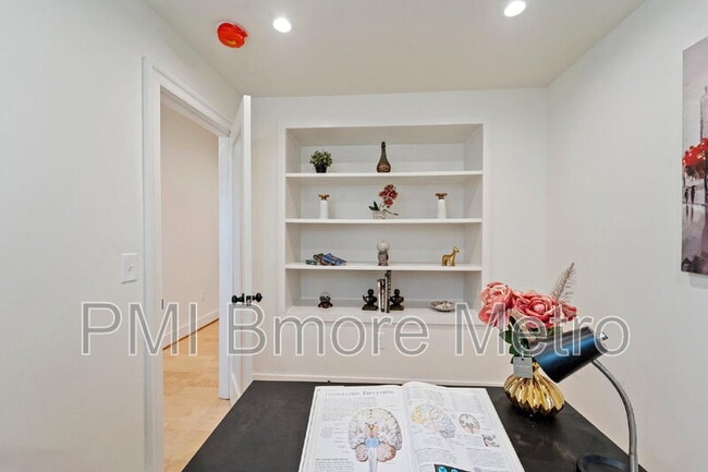 Building Photo - 2329 E Madison St