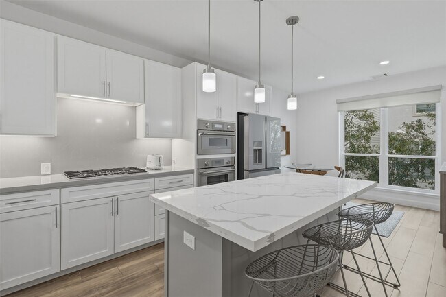 Building Photo - 5515 Venice St