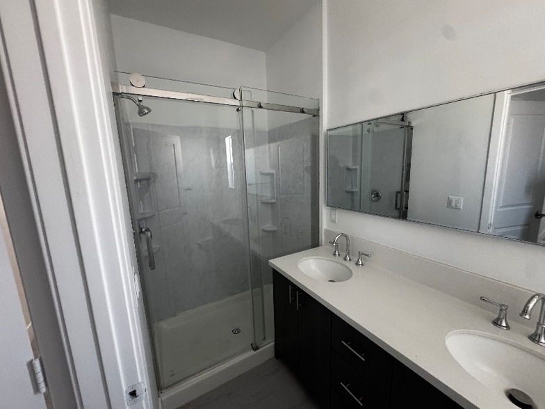 Building Photo - 3291 Del Rey Dr