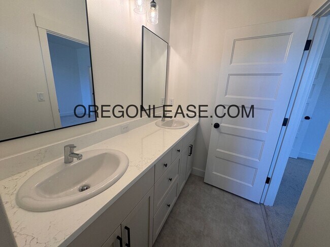 Building Photo - Gorgeous New Construction in Brand New Veneta Subdivision