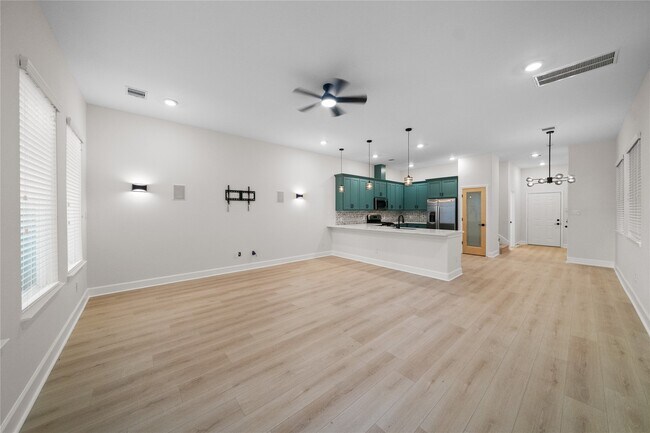 Building Photo - 1411 Bayou St