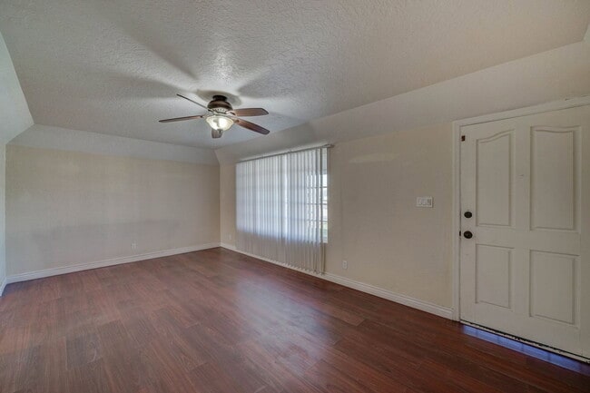 Building Photo - 2133 W Morten Ave