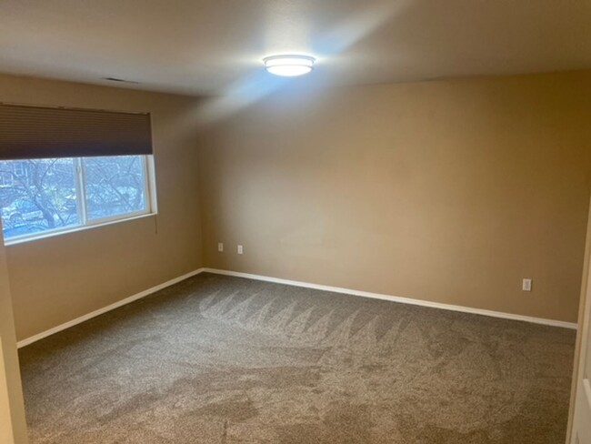 Building Photo - 4 bedroom Sw Redmond home!