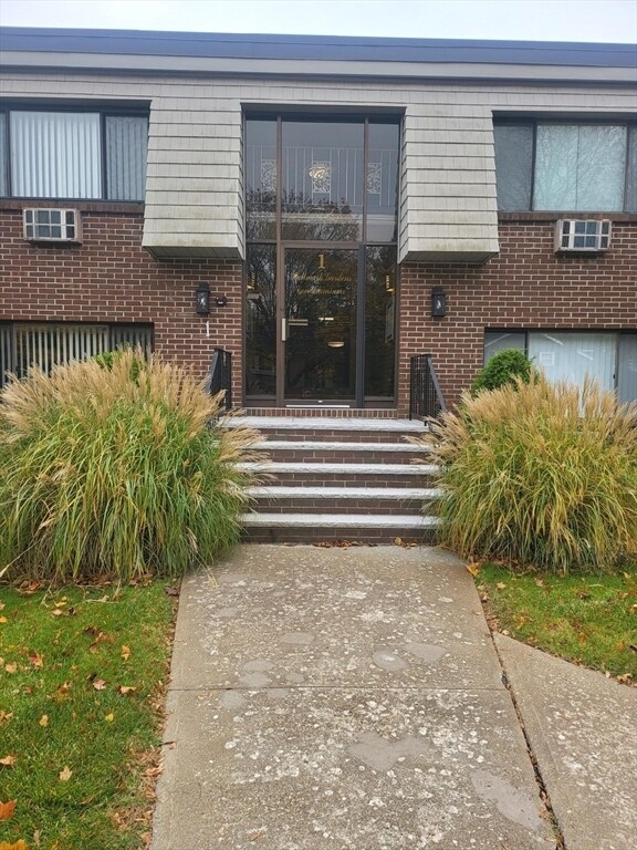 Building Photo - 1 Hallmark Gdns