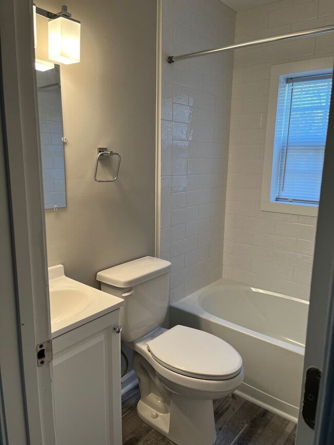 Building Photo - 3 Bedroom, 2 bath newly remodeled house