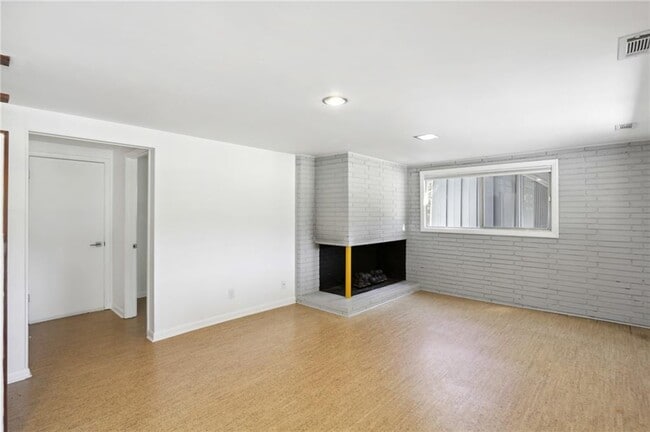 Building Photo - 3684 Northlake Dr
