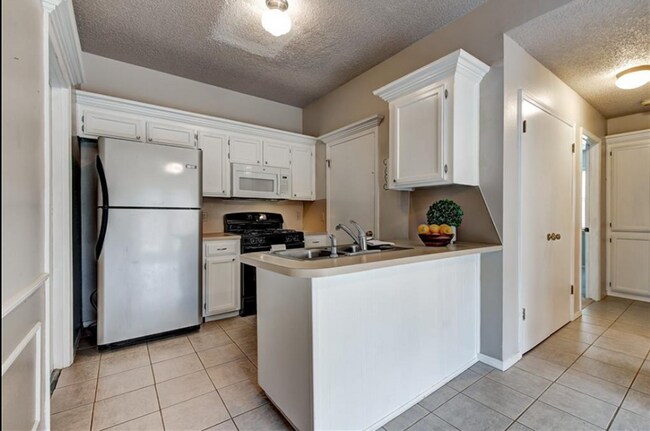 Building Photo - Charming 2-Bedroom, 1-Bathroom Home in Pea...