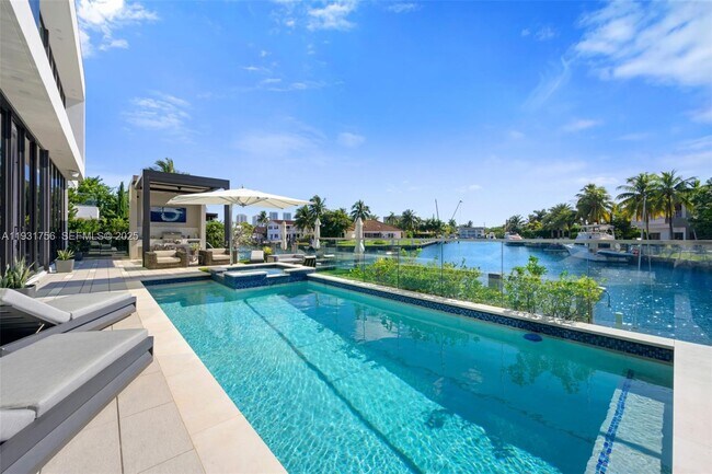 Building Photo - 3260 NE 165th St