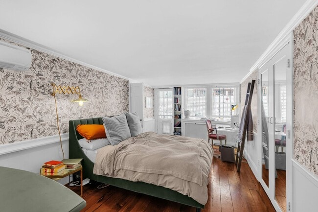 Building Photo - Charming and light-filled garden condo in ...