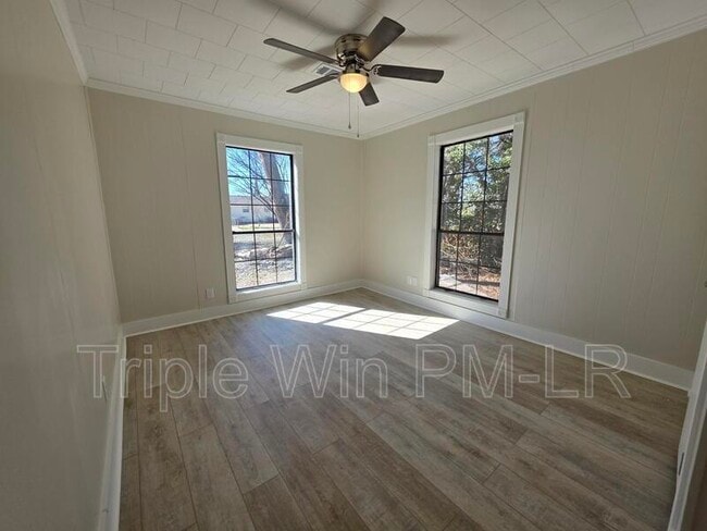 Building Photo - 202 Rosemary Ln