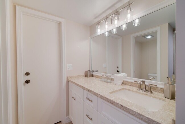 Building Photo - 11355 Pond View Dr