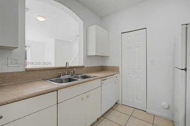 Building Photo - 975 NE 42nd Ave