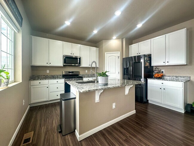 Building Photo - Grand 6bd 4ba Crystal Valley home with an in-law suite!!!