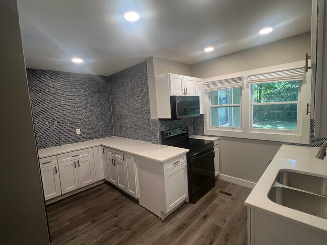 Building Photo - 1700 Lanier Dr SW