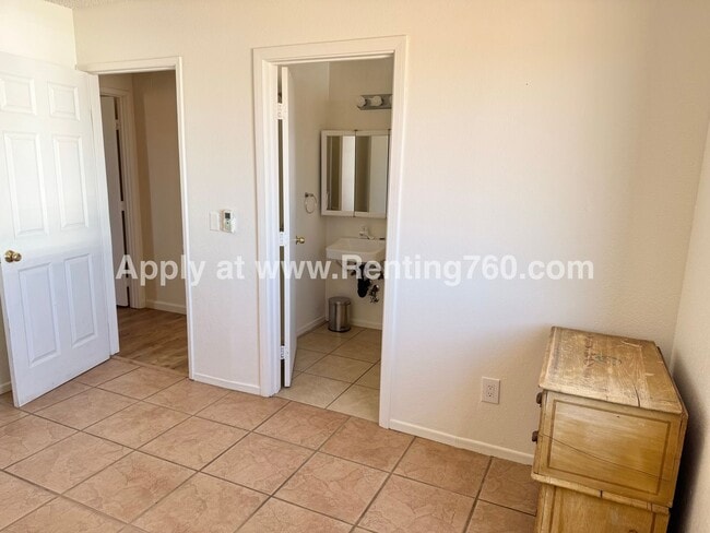 Building Photo - Spacious Home with Solar Panels!!