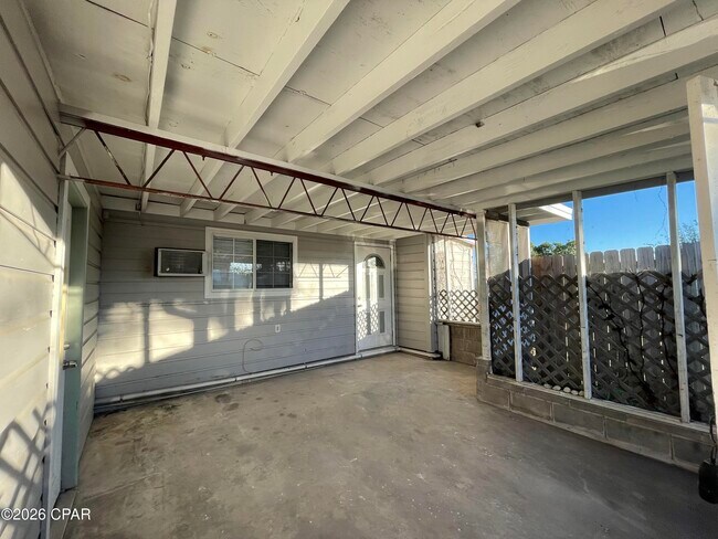 Building Photo - 1113 McKenzie Ave