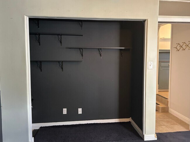 Building Photo - Gorgeous 5 bedroom 3 bathroom Home In Eagle