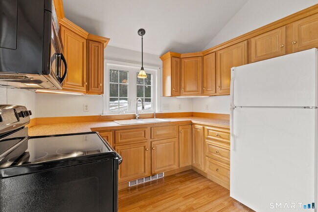 Building Photo - 120 Kenwood Rd