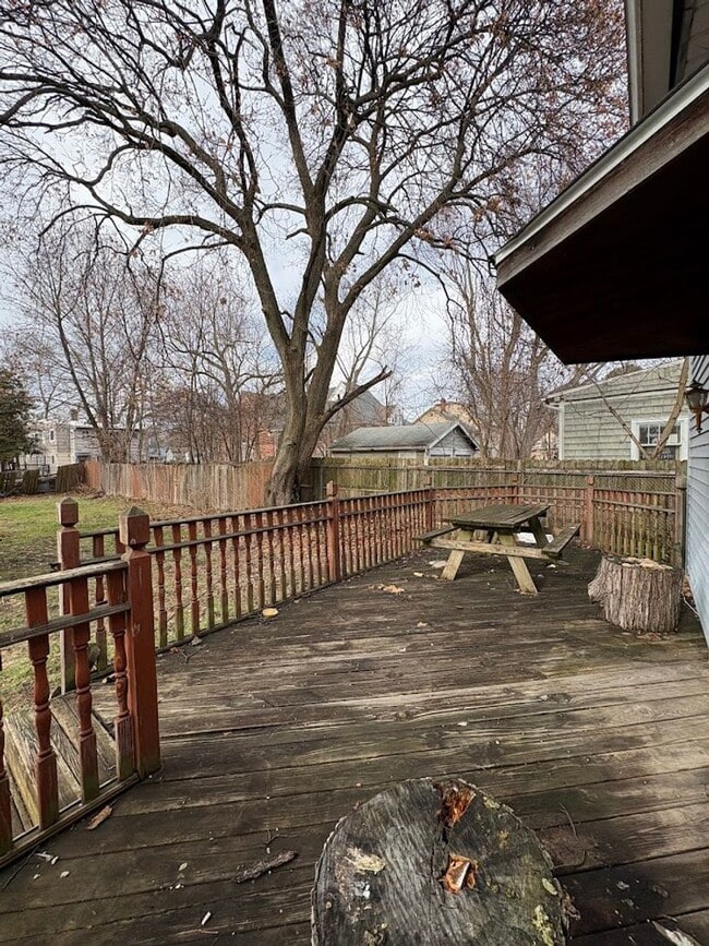 Building Photo - Large 4 bedrooms 2 full bathroom home for rent