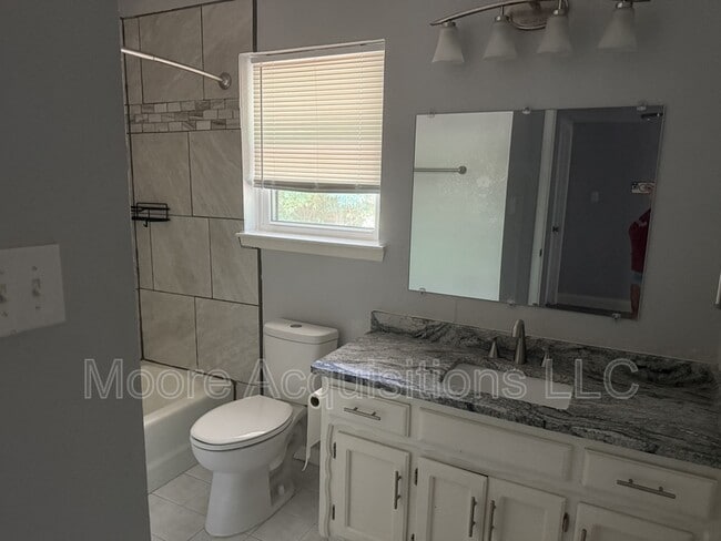 Building Photo - 3601 Oakwood Dr