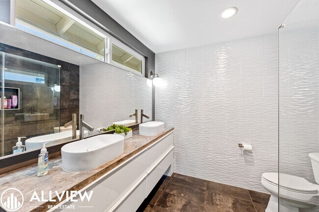 Building Photo - Exquisite 4 Bed 2.5 Bath Home in Orange!