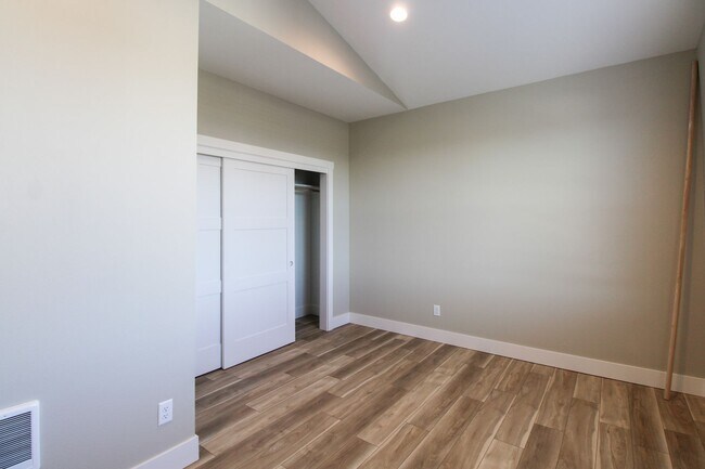 Building Photo - COMMERCIAL1725