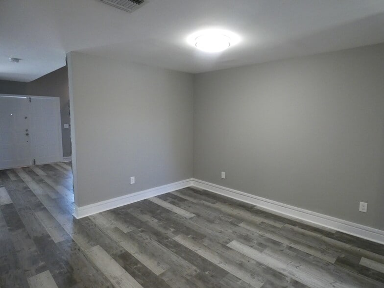 Building Photo - 14212 NE 4th Ave